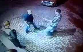 فيديو.. رجل مسن يلقن شابين هاجماه درسا قاسيا