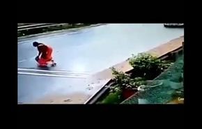 حاولت التقاط حذائها وسط طريق سريع فـ... شاهد الفيديو!