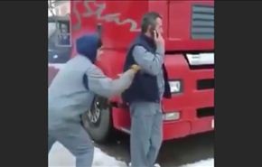 بالفيديو..  امراة تنفذ مقلبا مرعبا برجل في الشارع