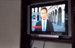 بالفیديو.. ما السر في هذه الحركة خلف المذيع؟!
