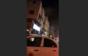 شاهد ام تلقي بأطفالها من شرفة خوفا عليهم من الحريق