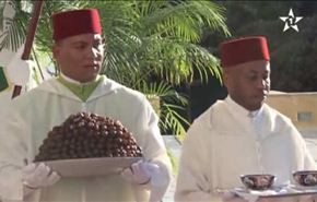 خدم الملك المغربي يقدمون له التمر والحليب في نهار رمضان