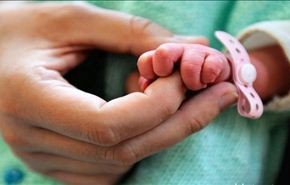 بالفيديو.. ماهي ردة فعل طفل حديث الولادة بعد قبلة والده؟