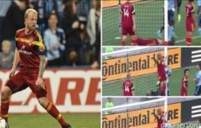 فيديو: لاعب يدافع عن مرماه فـ...!