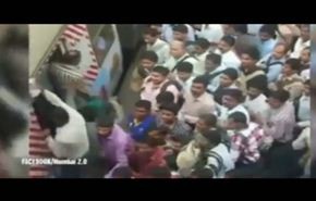 هل تتخيل قطار مومباي في ساعة الذروة؟... فيديو
