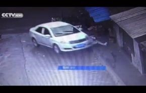 شاهد سائق لم يفرق بين البنزين والفرامل فكانت النتيجة...