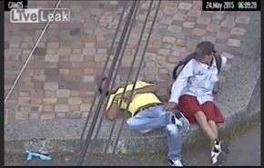 شاهد ماذا حدث للص سرق رجلا فقد وعيه بالطريق؟