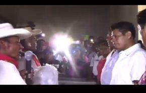 شاهد.. اقامة شعائر زواج والعروس..!