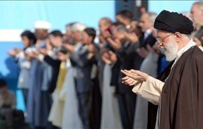 آية الله خامنئي يؤم صلاة عيد الفطر بطهران