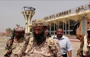 طائرة عسكرية سعودية تنقل مسؤولين يمنيين لمطار عدن