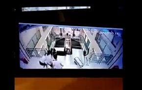 شاهد... سلم كهربائي يبتلع امرأة ويودي بحياتها!!