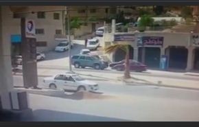 فيديو مروع.... حاول دخول سيارته لكنه....