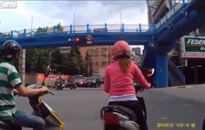 بالفيديو.. فتاة تجاوزت اشارة المرور فكان مصيرها...