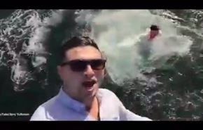 شاهد كيف سببت عصا سيلفي سقوط سائح في البحر!