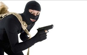 صورة طريفة للص يختبأ من الشرطة فوق رؤوسهم