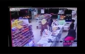 بالفيديو.. امرأة تجبر لصا مسلحا على الفرار