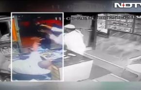 بالفيديو.. مسلم ينقذ صاحب محل من القتل في الهند