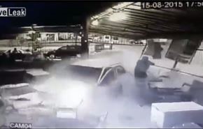 شاهد نجاة رجل بمعجزة بعد اقتحام سيارة طائشة لمقهى