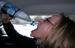 ابتعدوا عن زجاجات المياه المتروكة داخل السيارة!