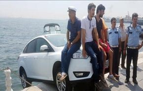 شاهد مارة ينقذون سيارة من السقوط في البحر بطريقة طريفة