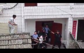 شاهد ماذا فعل أب مع مغتصب ابنته أثناء تمثيله الجريمة