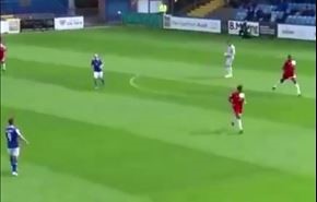 بالفيديو.. حارس مرمى يتسبب بهدف في مرماه بأغرب خطأ في تاريخ كرة القدم