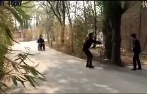 شاهد مقلب مرعب يجعل رجلا بكرسي متحرك يجري هربا