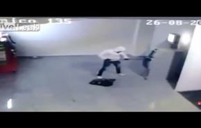 بالفيديو.. حرامي غبي يفجر ماكينة صرف آلي بـ 