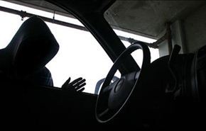 فيديو.. لص یسرق سیارة على اشارة مرور