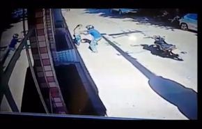 بالفيديو.. ماذا حدث للص انتزع هاتفا من يد فتاة؟