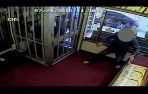 فيديو لعامل متجر مجوهرات يحبط عملية بسرعة بديهته