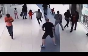 شاهد كيف منع رجل لصا من الهروب؟