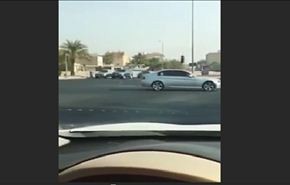 شاهد لحظة نجاة سائق متهور من الموت باعجوبة