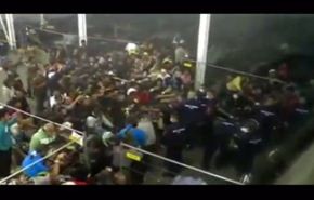 فيديو... شاهد كيف تقدم المجر الطعام للاجئين !!