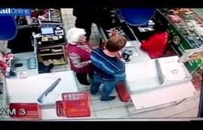 فيديو .. شاب يلكم سيدة عجوز بطريقة مرعبة !