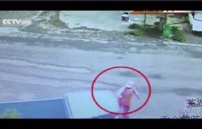 فيديو.. مركبة تدهس عامل مسن مرتين دون أن تؤذيه!
