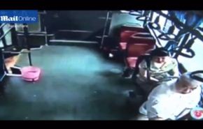 شاهد ماذا فعلت امرأة تخلفت عن النزول في محطتها؟