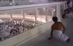 شاهد .. حاج بلا قدمين يطوف على يد واحدة في الحرم المكي