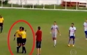 شاهد.. حكم يشهر مسدسا في وجه لاعب اعتدى عليه