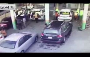 بالفيديو.. سائق متهور يدهس عامل بطريقة بشعة