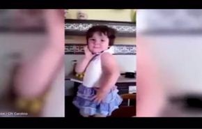 فيديو لرد فعل طفلة تبکي عندما شاهدت الكاميرا