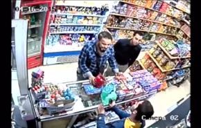 شاهد كيف سرق شابان أنيقان متجرا