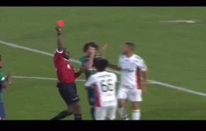 شاهد... حكم يعيد لاعب من غرفة الملابس بعد طرده!