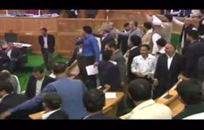 فيديو.. ضرب نائب مسلم لاكله لحم البقر بحفل خاص!