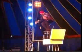 فيديو .. سقطة مؤلمة للاعب سيرك أثناء تقديمه لفقرته