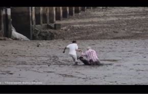 بالفيديو.. صياد يخاطر بحياته لينقذ سائحين