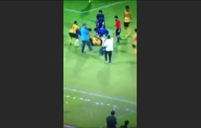 بالفيديو... مباراة كرة قدم أو حلبة مصارعة؟