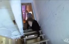 شاهد لحظة سقوط رئيس وزراء كندا من السلم