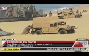 شاهد كيف احرجت رمال الشاطئ قوات النخبة الاميركية ؟