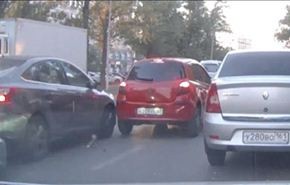 بالفيديو.. تصادم 3 سيارات و السبب...؟!